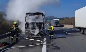 FOTO: Hasiči zasahovali pri požiari kamióna na D1 v okrese Považská Bystrica, vodič stihol z kabíny uniknúť