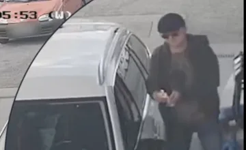 VIDEO: Nepoznáte ho? Polícia v Trenčíne žiada verejnosť o pomoc pri stotožnení muža z kamerového záznamu