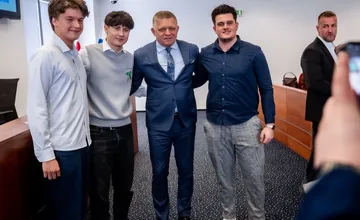 FOTO: Premiér Fico sa stretol v Trenčíne so študentmi, debatoval s nimi o budúcnosti Slovenska, energiách aj mieri