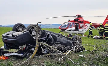 Nehoda pri Poriadí skončila prevráteným autom na streche, vodičku s poranením hlavy transportoval vrtuľník do Trenčína