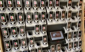 Novomešťania diskutujú o samoobslužnom skenovaní v Kauflande, jedni chvália prehľad o nákupe, iní kritizujú dlhé čakanie