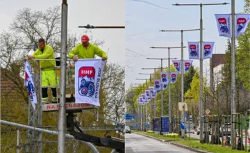 FOTO: Trenčín sa pripravuje na svetový hokejový šampionát hráčov do 18 rokov, Rázusovu ulicu už zdobia vlajky IIHF