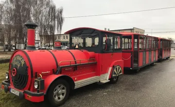 Obľúbený vláčik z Nového Mesta je na predaj, bude to definitívny koniec ikony letných prázdnin? Toľko zaň pýtajú