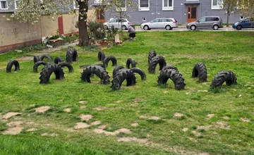 Trenčania ho nazývajú nesmrteľné ihrisko, staré pneumatiky tešia rodiny už niekoľko generácii 