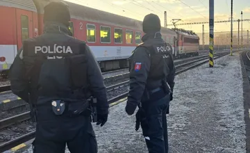 Vlak smerujúci z Košíc do Bratislavy zachytil na trati pracovný mechanizmus, cestujúci museli prestúpiť na iné spoje