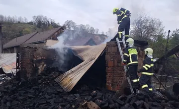 FOTO: Hasiči zasahovali pri požiari v okrese Partizánske, rozšíril sa na viacero stavieb, škody dosiahli 100-tisíc eur
