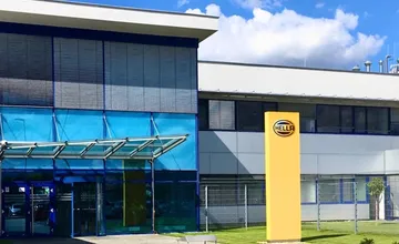 Závod Hella v Trenčianskom kraji je v miliónovej strate, pokles objednávok od automobiliek tlačí firmu do prepúšťania