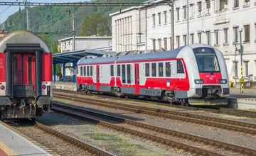 Cestujúcim do Košíc sa predĺžila cesta o vyše 90 minút, vlak zastavil na nesprávnej koľaji v Považskej Bystrici