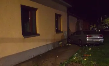 FOTO: Opitý vodič s 1,88 promile v okrese Nové Mesto prešiel do protismeru, narazil priamo do rodinného domu 
