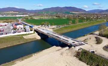 FOTO: Panelka pri Trenčíne vstupuje po komplikáciách do finále, zdemolované mosty nahradili nové moderné stavby