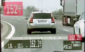 Polícia zasahovala na D1 pri Beckove, opitý vodič prekročil povolenú rýchlosť o desiatky kilometrov, skončil v cele