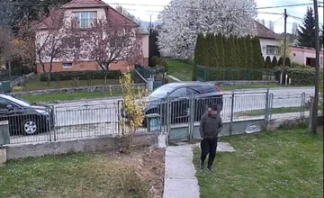 Obyvatelia Bánoviec nad Bebravou varujú pred podozrivým mužom, odstaví auto pred domom a obhliada si pozemky 