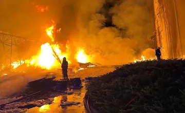 VIDEO: Škody po požiari plastových paliet v Novákoch presiahli 650-tisíc eur, polícia už začala trestné stíhanie