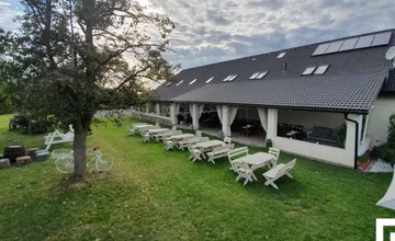 Pri Prievidzi predávajú známu reštauráciu s vlastným bytom a veľkým pozemkom, môže byť vaša už za pár stoviek tisíc eur