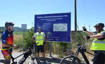 VIDEO: Cyklisti sa dočkali. Trenčianska župa otvorí ďalší dôležitý úsek cyklomagistrály, prepojí Trenčín s Dubnicou