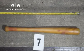 Agresor v Bánovciach zaútočil na mužov baseballovou pálkou, obete skončili v nemocnici