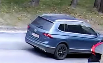 Polícia pátra po vodičovi z Prievidze, ktorý ohrozil motocyklistu a následne odišiel z miesta nehody