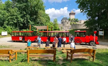 FOTO: Turistický vláčik v Trenčíne otvára svoju sezónu, cez Mierové námestie vás ale tento rok neprevezie