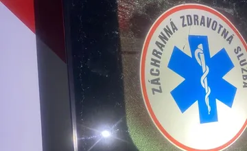 Polícia zasahovala v Bánovciach pri vážnom incidente, agresívny muž sa vyhrážal zdravotníkom smrťou, poškodil aj sanitku