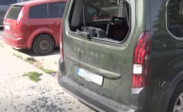 Na sídlisku v Bánovciach úradujú zlodeji, vykradli auto pod oknami paneláku, miestni hovoria o dlhodobom probléme