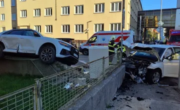 FOTO: Na križovatke v Trenčíne sa zrazili dve autá, jedno blokovalo chodník, druhé skončilo mimo cesty na múriku