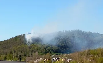 Hasiči zasahujú pri požiari lesa nad Považskou Bystricou, smerovalo k nemu 5 kusov techniky
