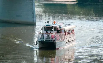 VIDEO: Vyhliadkové plavby po Váhu v Trenčíne štartujú sezónu, prístavisko ponúka aj novinky