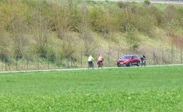 Auto na cyklochodníku pri Považskej rozdelilo miestnych, niektorí riešia rizikové situácie, iní hovoria o výnimkách