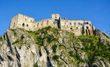 V Beckove majú originálnu inštaláciu, na hrade osadili starý klavír, namiesto hudobníka na ňom hrá vietor