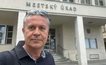 O primátorský post v Trenčíne zabojuje po tretí raz Miloš Mičega, láka na nové riešenia v doprave aj sociálnej oblasti