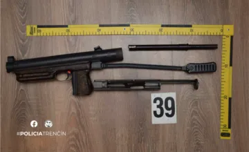 Muž z Novej Dubnice ukrýval poriadny arzenál zbraní, doma mal samopal aj brokovnicu bez povolenia, skončil vo väzbe