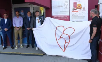 FOTO: Pred štadiónom Demitru v Trenčíne odhalili lavičku s AED venovanú hokejistovi Sádeckému