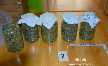 FOTO: Policajti z Bánoviec zaistili v rodinnom dome viac ako 1,5 kilogramu marihuany, mužovi hrozí 15 rokov
