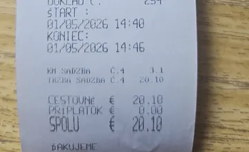 Adriana zaplatila v Trenčíne za párminutovú jazdu taxíkom 20 eur. Niektorých cena pobúrila, iní si  taxikárov zastávajú