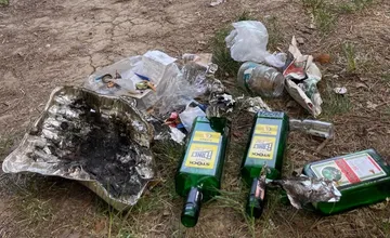 Bánovská priehrada sa po víkendoch mení na skládku odpadu, obyvatelia žiadajú fotopasce a tresty 