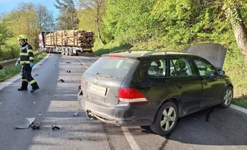 Hasiči zasahovali pri nehode v okrese Prievidza, kamión úplne zablokoval cestu, jedna osoba skončila v nemocnici