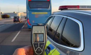 Trenčianski policajti zastavili autobus plný ľudí, vodič nafúkal. Okamžite prišiel o vodičák