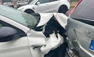 Vodiči, pozor v Motešiciach sa v križovatke na hlavnom ťahu zrazili dve autá, nehoda je aj v Prievidzi, zdržíte sa
