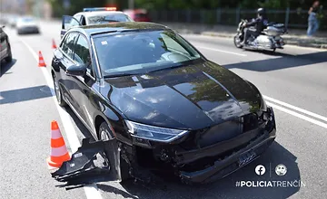 FOTO: Pohotový zásah trenčianskej polície zastavil nebezpečnú jazdu, vodič poškodil obrubník a narazil do motocyklistu 