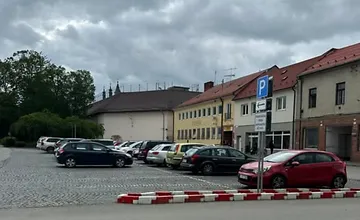 Ilavu čakajú dopravné obmedzenia počas kultúrnych podujatí, od piatku nezaparkujete na Mierovom námestí  