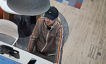 FOTO: Trenčianski policajti žiadajú o pomoc, hľadajú totožnosť osoby zachytenej na záberoch
