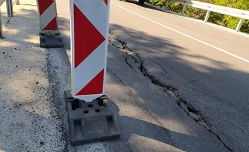 Cesta prvej triedy pri Novákoch je čiastočne neprejazdná pre zosuv vozovky. Dopravu riadi polícia