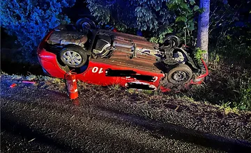 FOTO: Medzi dvomi obcami v Trenčianskom kraji havaroval taxík, skončil na streche. Uviazol v ňom človek