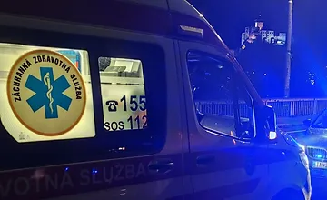 V Trenčíne colníci zachránili v noci muža, ktorý stál na okraji mosta, skončil v rukách záchranárov