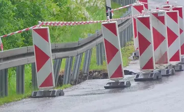 Zosuv krajnice ochromil frekventovaný ťah medzi hornou Nitrou a Trenčínom, vodiči musia rátať s obmedzeniami 