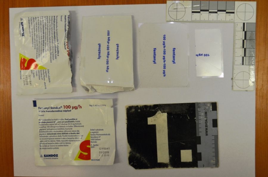 Trenčiansky policajti našli pri prehliadke ďalšie drogy, v tomto fentanylové náplasti a marihuanu, foto 2