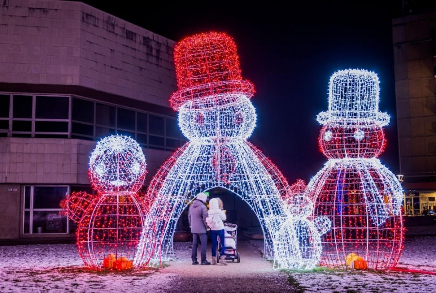 Vianočné svetielka v Trenčíne tento rok oživili mesto inak, pozrite sa ako vyzerá vianočná atmosféra, foto 10