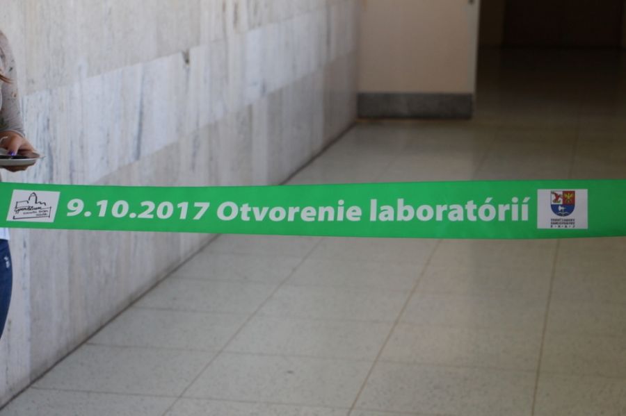 11 nových laboratórií pre gymnázia v TSK potešili učiteľov a žiakov, hradil ich kraj, foto 1