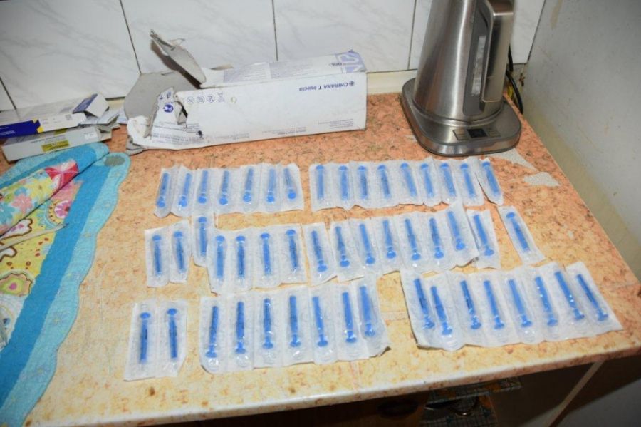 Protidrogová razia v Považskej Bystrici dopadla úspešne, polícia zadržala 4 osoby a metamfetamín, foto 3