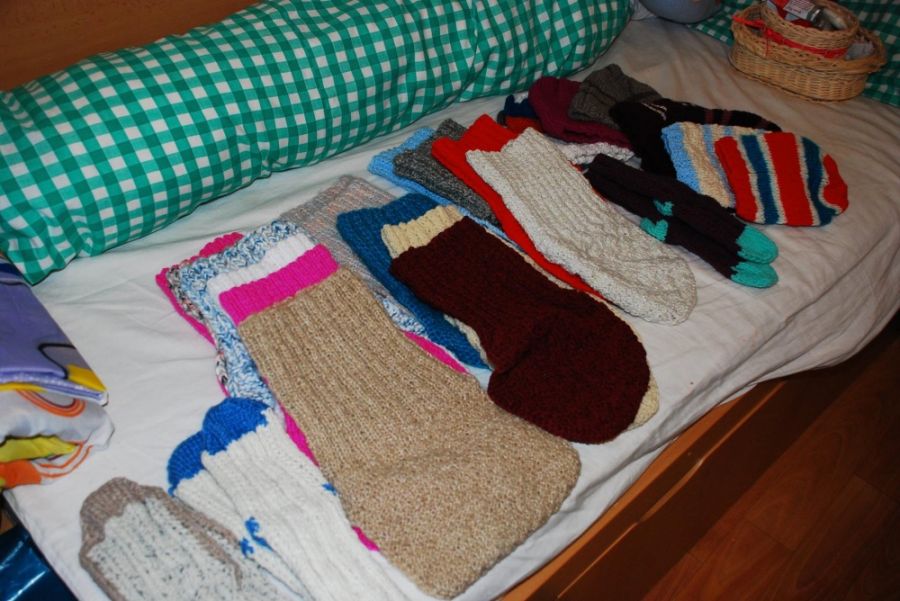 Vierka a Danka z Nízkoprahového denného centra obdarovali dôchodcov svojimi pletenými výrobkami, foto 1